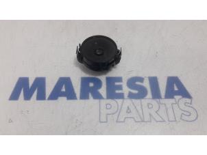 Usados Sensor de lluvia Renault Megane IV (RFBB) 1.2 Energy TCE 130 Precio € 15,00 Norma de margen ofrecido por Maresia Parts
