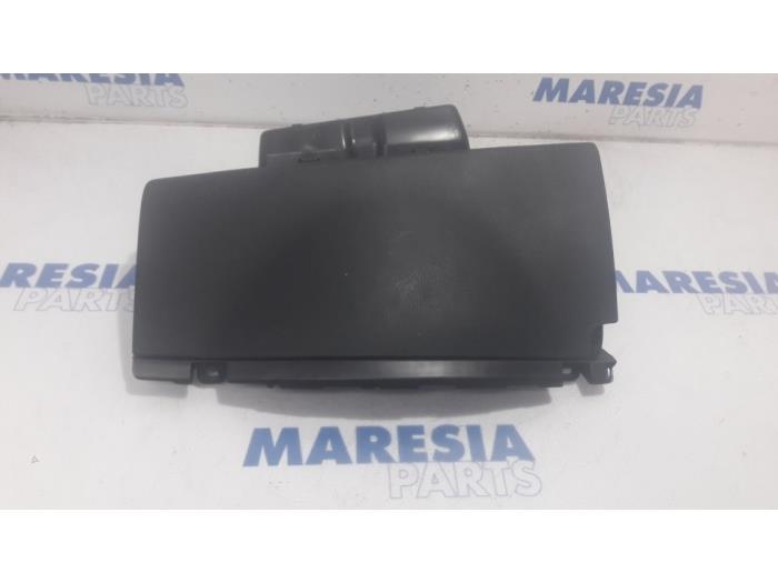 Begagnade Handskfack Peugeot Partner (GC/GF/GG/GJ/GK) 1.6 BlueHDi 100 Pris € 36,30 Inklusive moms erbjuds av Maresia Parts