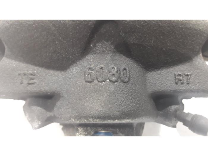 Etrier de frein (pince) avant droit d'un Renault Scénic IV (RFAJ) 1.5 Energy dCi 110 2018