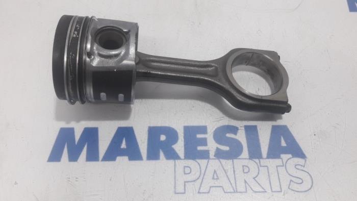 Usagé Piston Citroen C4 Cactus (0B/0P) 1.6 Blue Hdi 100 Prix € 75,00 Règlement à la marge proposé par Maresia Parts