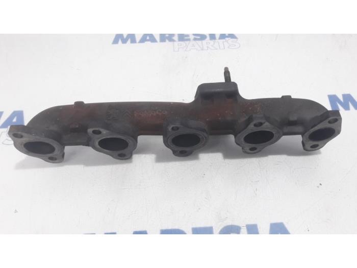 Exhaust manifold from a Citroën C4 Cactus (0B/0P) 1.6 Blue Hdi 100 2016