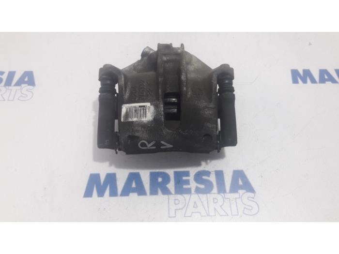 Gebrauchte Bremszange rechts vorne Peugeot 208 I (CA/CC/CK/CL) 1.2 Vti 12V PureTech Preis € 13,99 Margenregelung angeboten von Maresia Parts