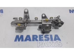 Used Fuel injector nozzle Renault Clio IV (5R) 0.9 Energy TCE 90 12V Price € 75,00 Margin scheme offered by Maresia Parts