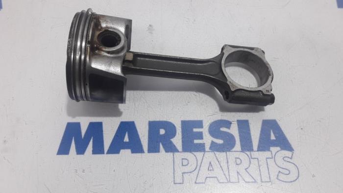 Usagé Piston Renault Scénic III (JZ) 2.0 16V CVT Prix € 50,00 Règlement à la marge proposé par Maresia Parts