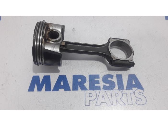 Usagé Piston Renault Scénic III (JZ) 2.0 16V CVT Prix € 50,00 Règlement à la marge proposé par Maresia Parts