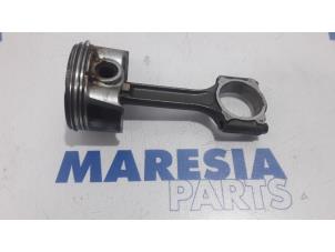 Begagnade Kolv Renault Scénic III (JZ) 2.0 16V CVT Pris € 50,00 Marginaltabell erbjuds av Maresia Parts