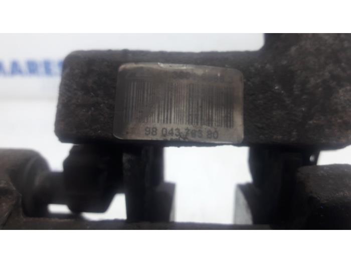 Front brake calliper, right from a Peugeot 508 SW (8E/8U) 1.6 HDiF 16V 2013