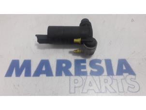 Używane Pompa spryskiwacza przód Peugeot 508 SW (8E/8U) 1.6 HDiF 16V Cena € 10,00 Procedura marży oferowane przez Maresia Parts