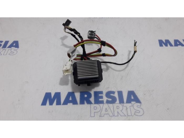 Heater resistor from a Peugeot 508 SW (8E/8U) 1.6 HDiF 16V 2013