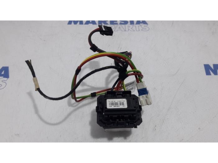 Heater resistor from a Peugeot 508 SW (8E/8U) 1.6 HDiF 16V 2013