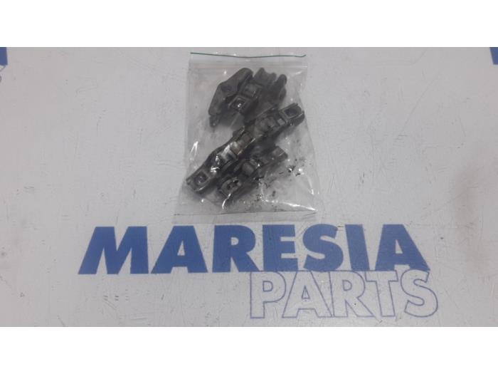 Rocker arm from a Citroën C4 Picasso (UD/UE/UF) 2.0 HDiF 16V 135 2007