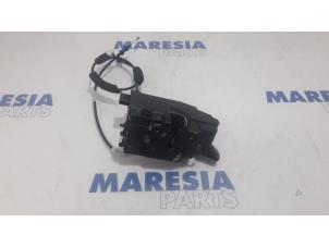 Używane Mechanizm blokady drzwi prawych przednich wersja 4-drzwiowa Citroen C4 Grand Picasso (3A) 1.6 BlueHDI 120 Cena € 60,00 Procedura marży oferowane przez Maresia Parts