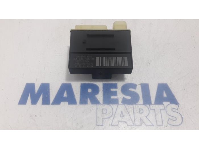 Glow plug relay from a Citroën C4 Grand Picasso (3A) 1.6 BlueHDI 120 2017