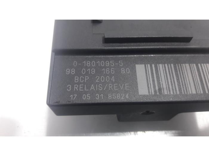 Glow plug relay from a Citroën C4 Grand Picasso (3A) 1.6 BlueHDI 120 2017