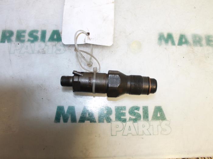 Usagé Injecteurs Peugeot 206 (2A/C/H/J/S) 1.9 D Prix € 50,00 Règlement à la marge proposé par Maresia Parts