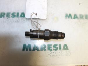 Usagé Injecteur (diesel) Peugeot 206 (2A/C/H/J/S) 1.9 D Prix € 50,00 Règlement à la marge proposé par Maresia Parts