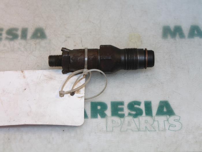 Usagé Injecteurs Peugeot 206 (2A/C/H/J/S) 1.9 D Prix € 50,00 Règlement à la marge proposé par Maresia Parts