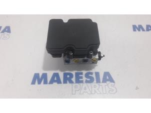 Używane Pompa ABS Peugeot 308 SW (L4/L9/LC/LJ/LR) 1.6 BlueHDi 120 Cena € 157,50 Procedura marży oferowane przez Maresia Parts