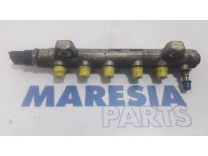 Używane Listwa wtryskowa Renault Master III (FD/HD) 2.5 dCi 16V Cena € 60,00 Procedura marży oferowane przez Maresia Parts