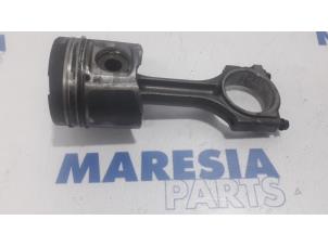 Used Piston Renault Master III (FD/HD) 2.5 dCi 16V Price € 75,00 Margin scheme offered by Maresia Parts