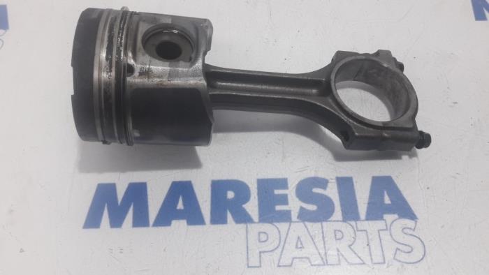 Usagé Piston Renault Master II (FD/HD) 2.5 dCi 16V Prix € 75,00 Règlement à la marge proposé par Maresia Parts