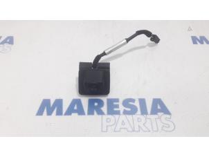 Używane Kamera cofania Peugeot 308 SW (L4/L9/LC/LJ/LR) 1.6 BlueHDi 120 Cena € 156,45 Procedura marży oferowane przez Maresia Parts