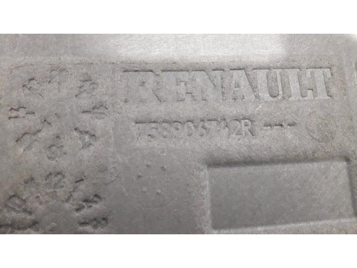 Plaque de protection moteur d'un Renault Espace (RFCJ) 1.6 Tce 200 EDC 2016