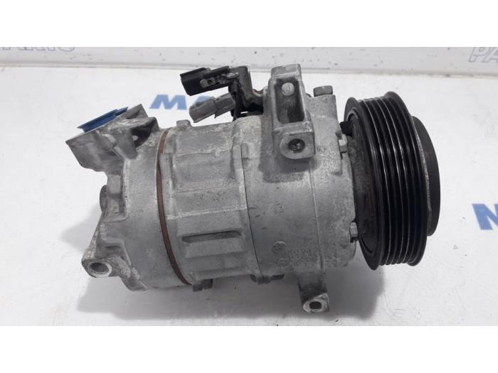 Air conditioning pump from a Renault Espace (RFCJ) 1.6 Tce 200 EDC 2016