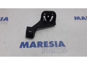 Used Rear bumper bracket, right Renault Espace (RFCJ) 1.6 Tce 200 EDC Price € 20,00 Margin scheme offered by Maresia Parts