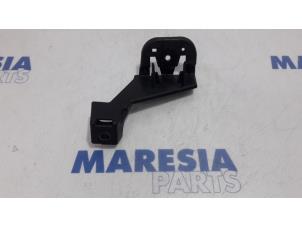 Used Rear bumper bracket, left Renault Espace (RFCJ) 1.6 Tce 200 EDC Price € 20,00 Margin scheme offered by Maresia Parts