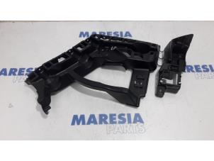 Used Rear bumper bracket, left Renault Espace (RFCJ) 1.6 Tce 200 EDC Price € 35,00 Margin scheme offered by Maresia Parts