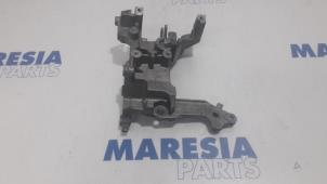 Used Alternator lower bracket Peugeot 208 I (CA/CC/CK/CL) 1.4 HDi Price € 25,00 Margin scheme offered by Maresia Parts