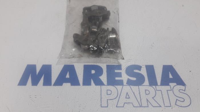 Usagé Culbuteur Peugeot 208 I (CA/CC/CK/CL) 1.4 HDi Prix € 30,00 Règlement à la marge proposé par Maresia Parts