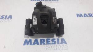 Używane Zacisk hamulcowy prawy przód Citroen C4 Grand Picasso (3A) 1.6 BlueHDI 120 Cena € 30,00 Procedura marży oferowane przez Maresia Parts