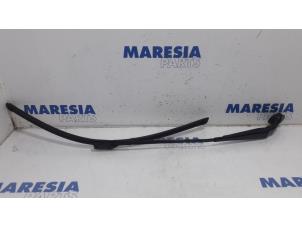 Used Front wiper arm Renault Espace (RFCJ) 1.6 Tce 200 EDC Price € 35,00 Margin scheme offered by Maresia Parts