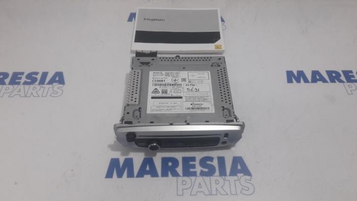 Radio CD player from a Renault Megane III Grandtour (KZ) 1.5 dCi 110 2016