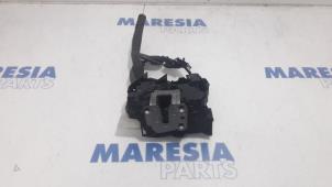 Gebrauchte Türschlossmechanik 4-türig links vorne Renault Espace (RFCJ) 1.6 Tce 200 EDC Preis € 50,00 Margenregelung angeboten von Maresia Parts