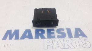 Usados Conexión AUX-USB Renault Espace (RFCJ) 1.6 Tce 200 EDC Precio € 50,00 Norma de margen ofrecido por Maresia Parts