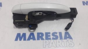 Used Front door handle 4-door, right Renault Espace (RFCJ) 1.6 Tce 200 EDC Price € 75,00 Margin scheme offered by Maresia Parts