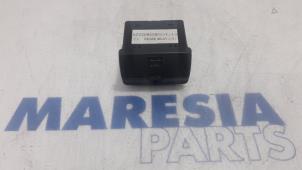 Używane Zlacze AUX/USB Citroen Jumper (U9) Cena € 24,20 Z VAT oferowane przez Maresia Parts