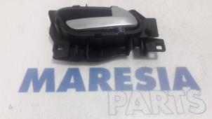Używane Uchwyt drzwi prawych tylnych wersja 4-drzwiowa Citroen C5 III Tourer (RW) 1.6 16V THP 155 Cena € 25,00 Procedura marży oferowane przez Maresia Parts