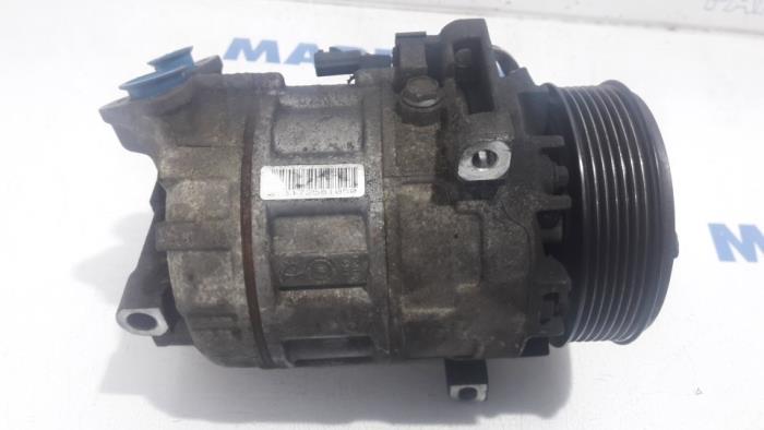 Air conditioning pump from a Opel Movano 2.3 CDTi 16V FWD 2010