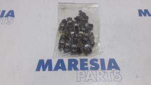 Used Rocker arm Renault Clio II (BB/CB) 1.4 16V Price € 50,00 Margin scheme offered by Maresia Parts