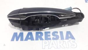 Używane Uchwyt drzwi lewych tylnych wersja 4-drzwiowa Peugeot 508 (8D) 2.0 Hybrid4 16V Cena € 50,00 Procedura marży oferowane przez Maresia Parts