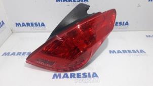 Gebrauchte Rücklichtrahmen rechts Peugeot 308 (4A/C) 1.6 16V THP 150 Preis € 75,00 Margenregelung angeboten von Maresia Parts