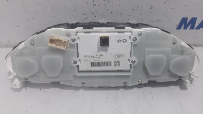 Instrument panel from a Peugeot 2008 (CU) 1.5 BlueHDi 100 2019