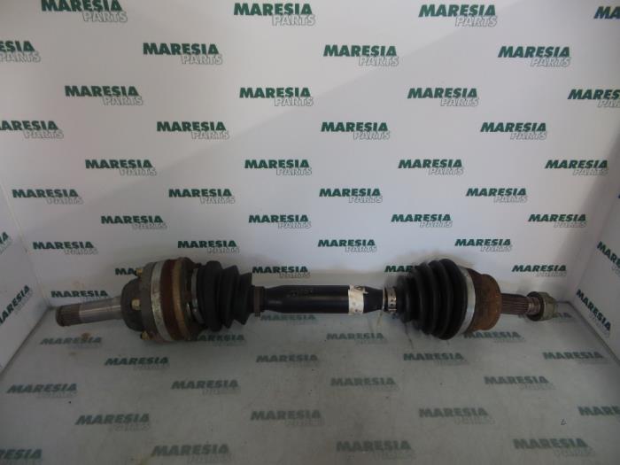 Gebrauchte Antriebswelle links vorne Fiat Stilo (192A/B) 1.9 JTD 80 Preis € 85,00 Margenregelung angeboten von Maresia Parts
