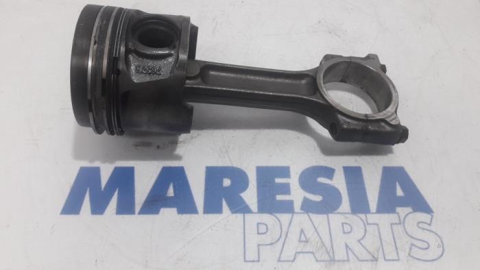 Usagé Piston Renault Megane III Grandtour (KZ) 1.5 dCi 110 Prix € 75,00 Règlement à la marge proposé par Maresia Parts