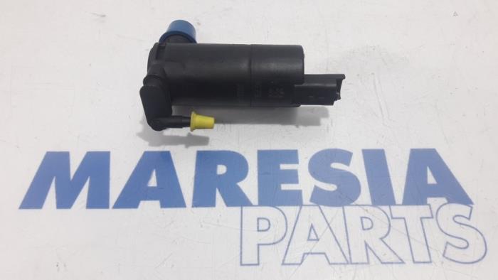 Windscreen washer pump from a Peugeot 508 (8D) 2.0 Hybrid4 16V 2014