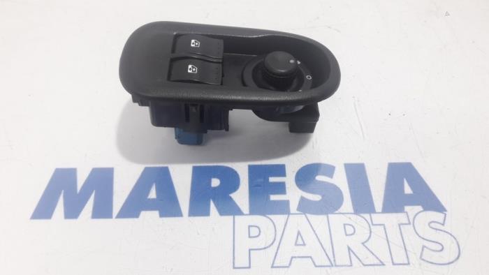Usados Interruptor combinado de ventanillas Opel Movano 2.3 CDTi 16V FWD Precio € 24,99 Norma de margen ofrecido por Maresia Parts